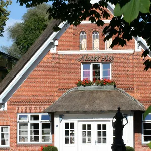 Die Event-Location „Alster Au“ ist eine über 350 Jahre alte Reetdachkate in Duvenstedt.