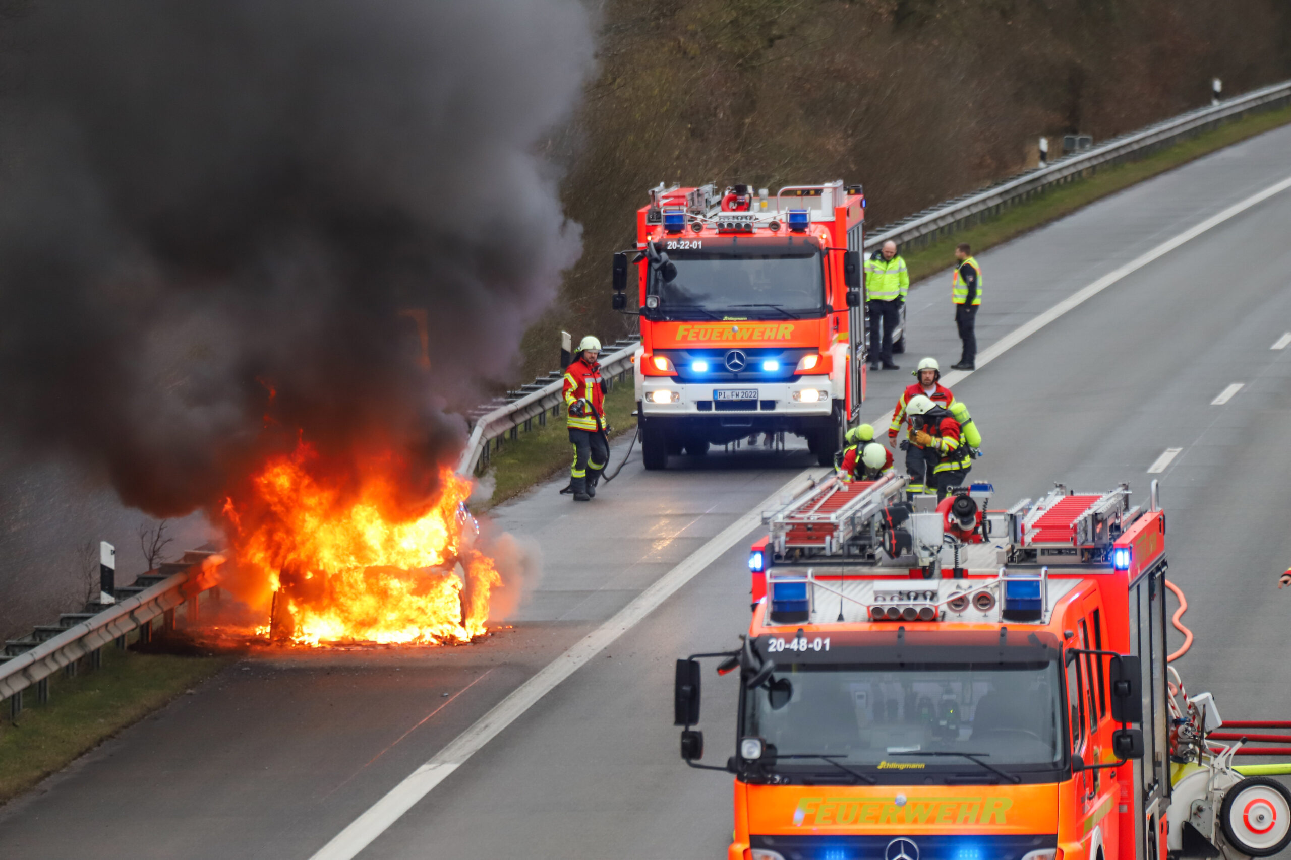 Der Wagen brannte vollständig aus. Verletzt wurde aber niemand.
