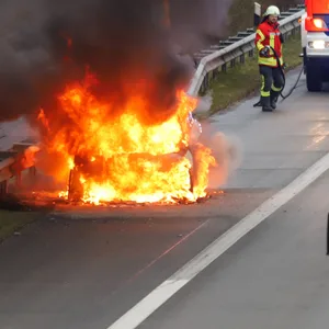 Der Wagen brannte vollständig aus. Verletzt wurde aber niemand.