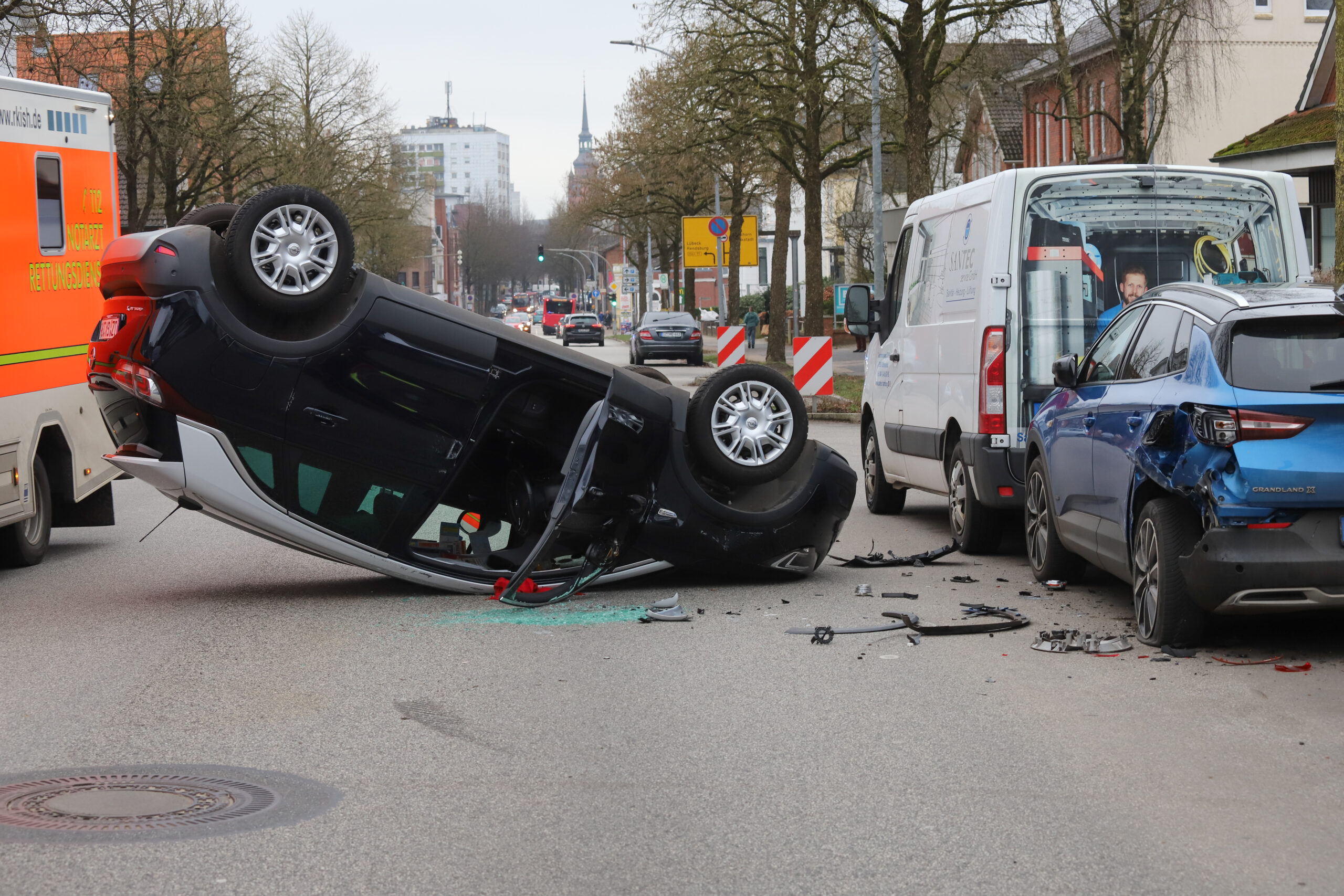 Der Opel-Fahrer rammte zwei geparkte Autos und überschlug sich.