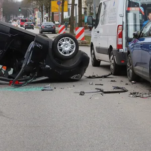 Der Opel-Fahrer rammte zwei geparkte Autos und überschlug sich.