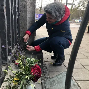 Annette Kaiser (55) vom „CaFée mit Herz“ bringt eines der Trauerschlösser auf dem Kiez an.