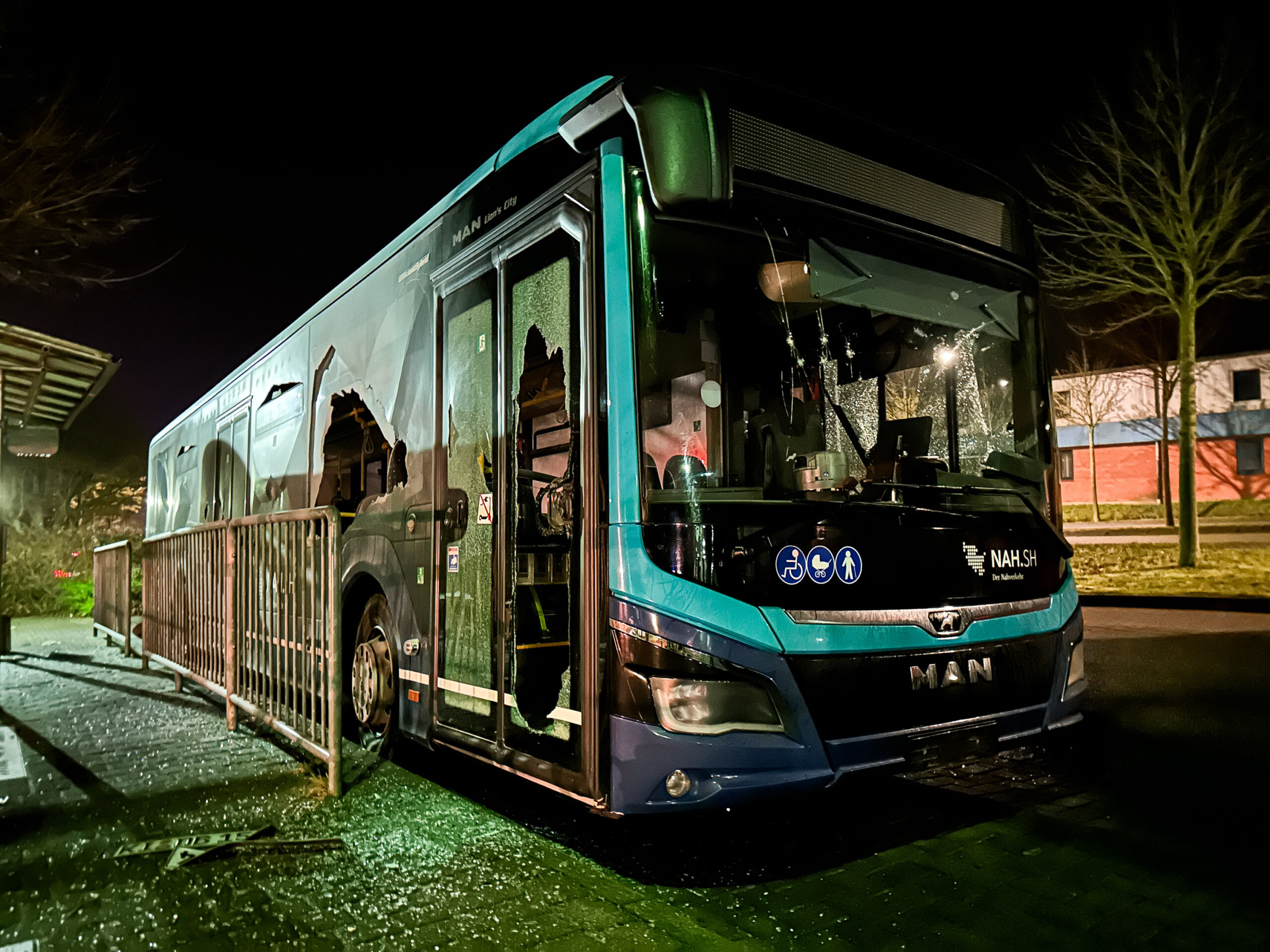 Die Randalierer zerschlugen die Scheiben eines Busses.