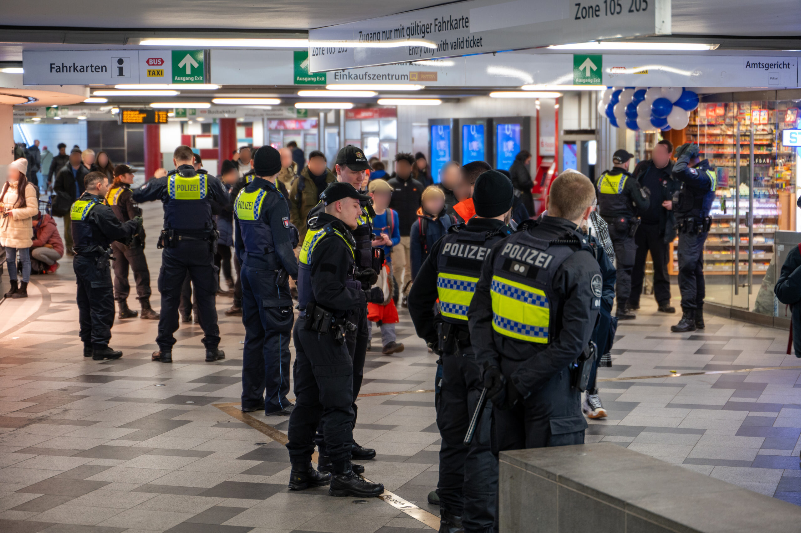 Am Mittwoch wurden Fahrgäste an verschiedenen Stationen kontrolliert – so wie hier am Bahnhof Wandsbek Markt.