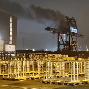 Dicke Rauchwolken quellen aus dem brennenden Kran im Rostocker Überseehafen.