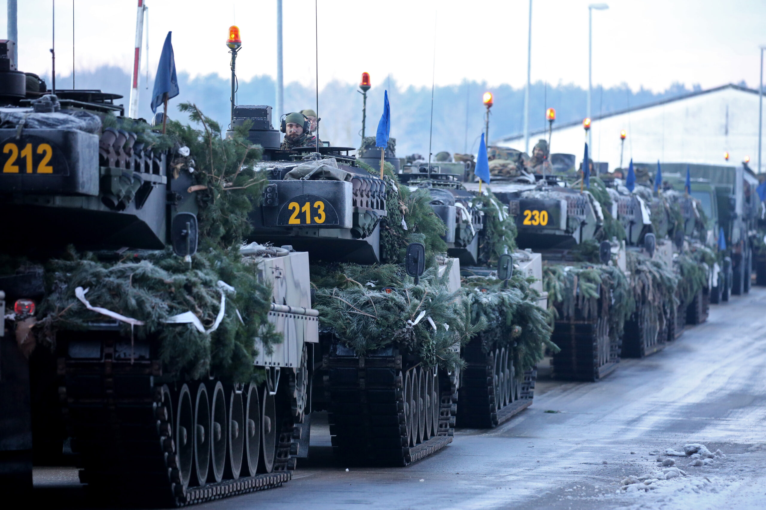 Kolonne von Leopard-Panzern der Bundeswehr (Symbolbild).