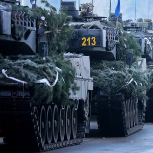 Kolonne von Leopard-Panzern der Bundeswehr (Symbolbild).