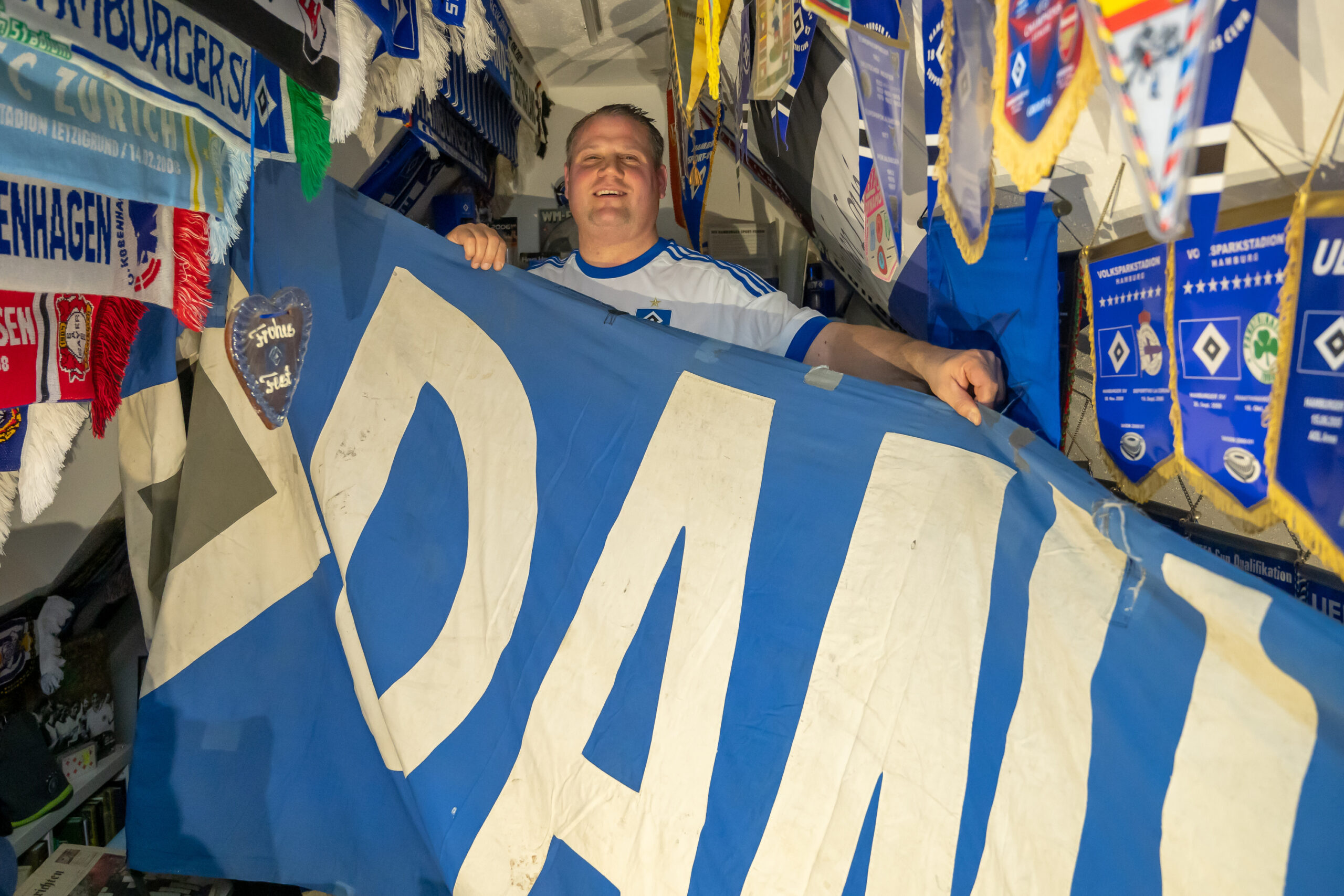 HSV-Fan Daniel Bernhard mit seiner Fahne „Daniel on Tour“