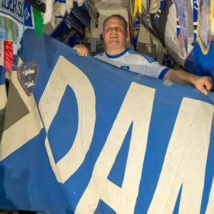 HSV-Fan Daniel Bernhard mit seiner Fahne „Daniel on Tour“