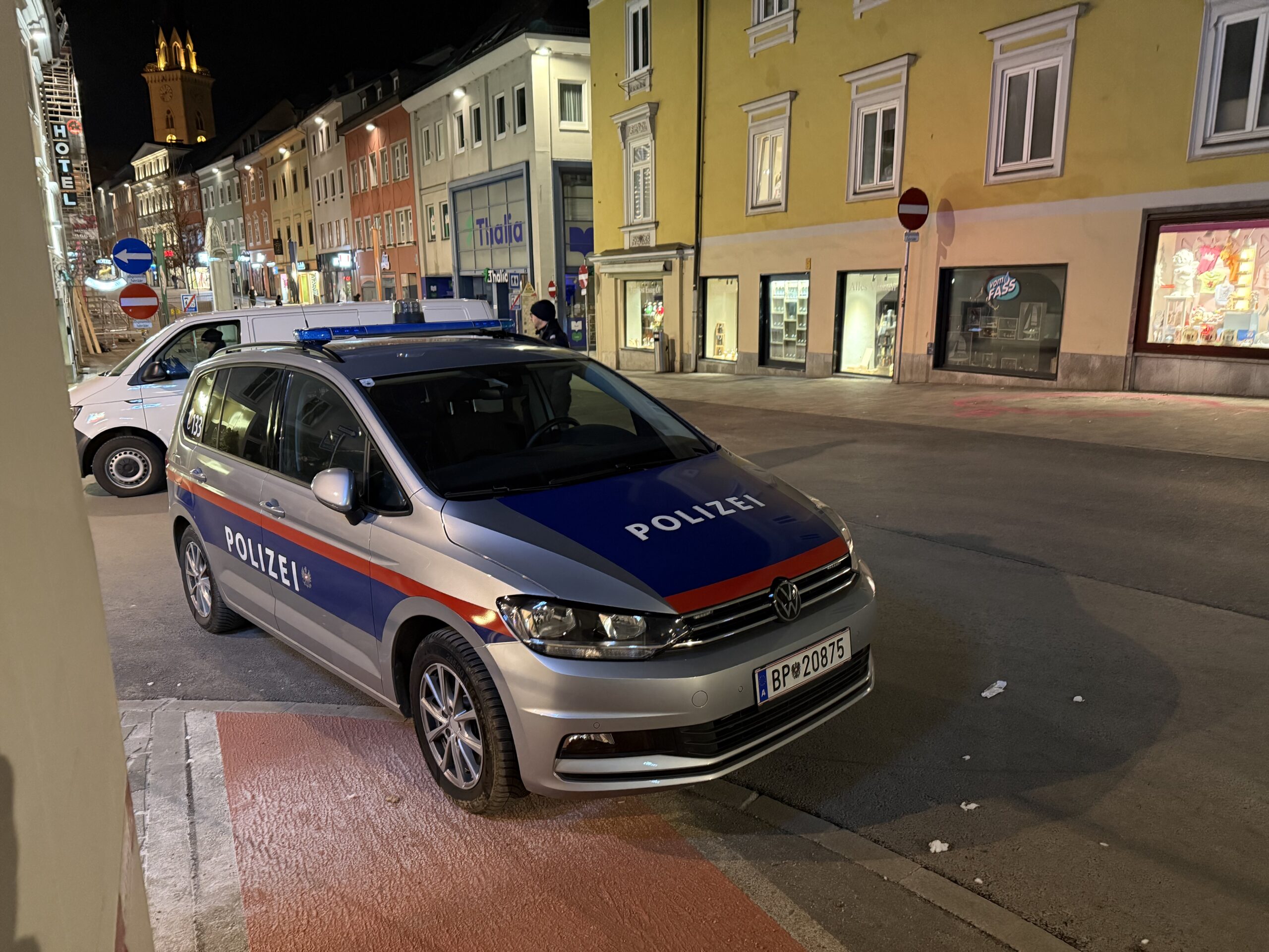 Polizeiauto auf der Straße