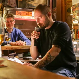 Stefan Krücken bei einer Lesung in der Haifischbar.