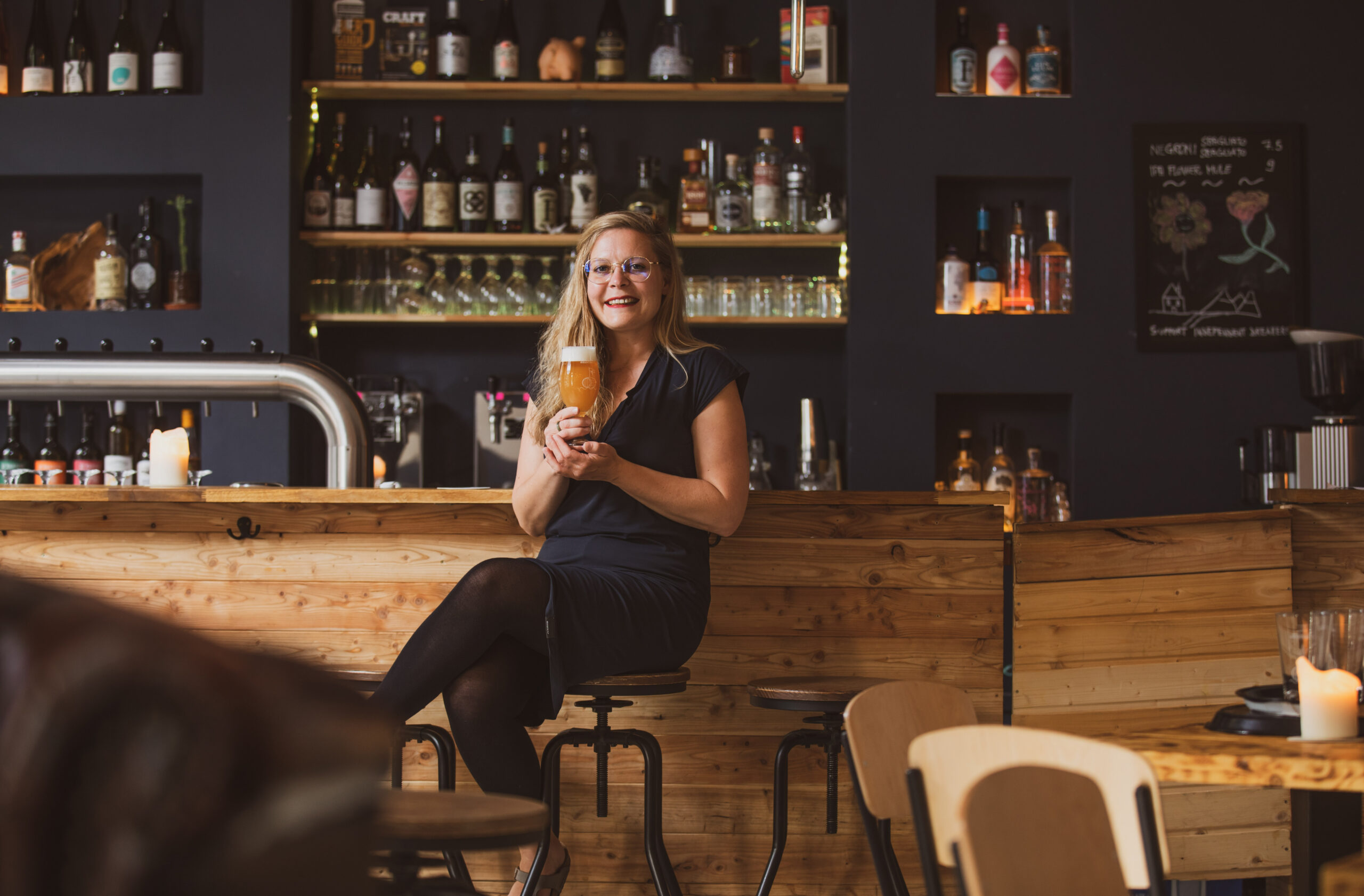 Bier-Expertin und Beer-Keeper Sünje Nicolaysen in der Braubar "Malto" in Altona