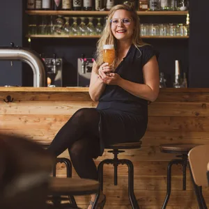 Bier-Expertin und Beer-Keeper Sünje Nicolaysen in der Braubar "Malto" in Altona