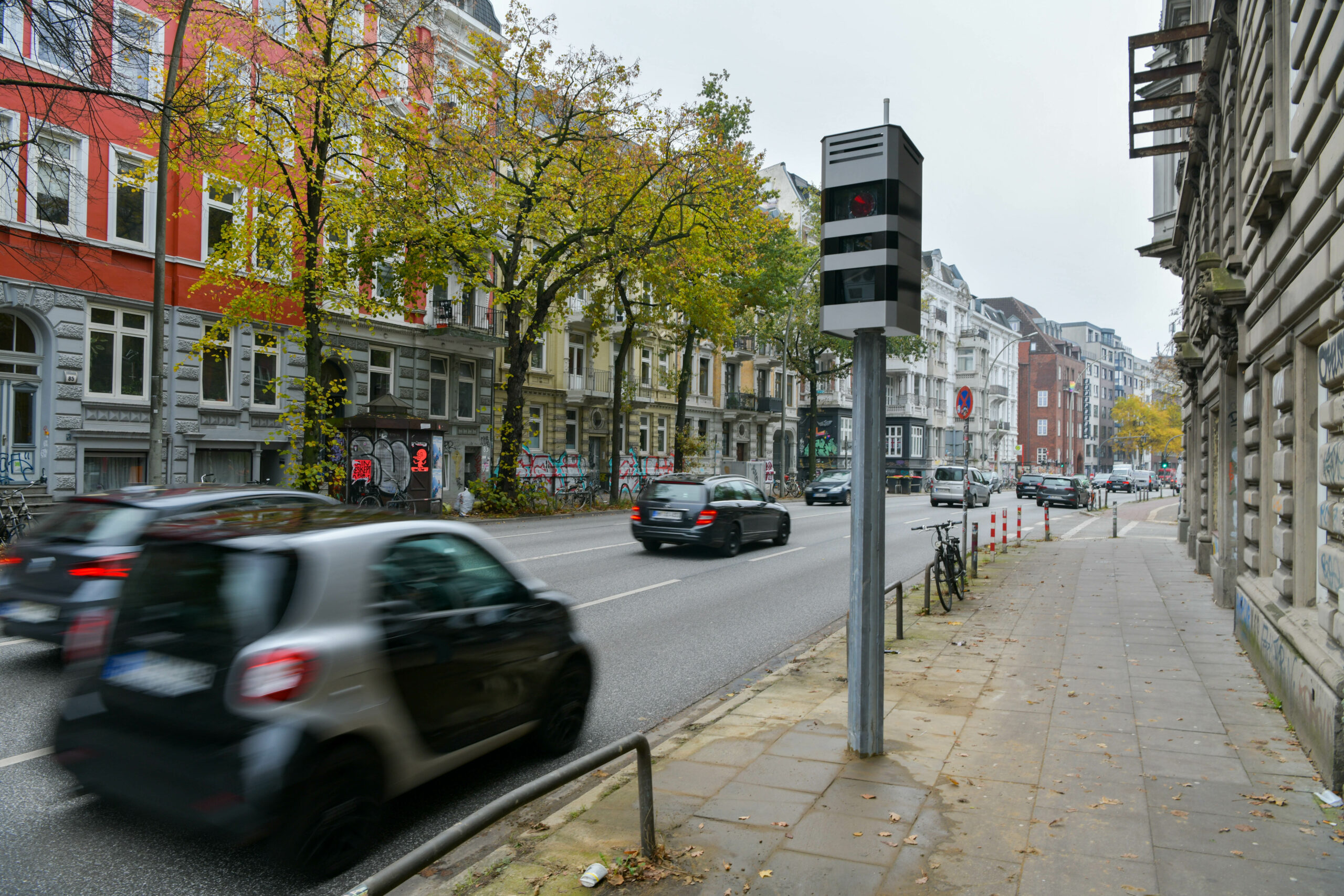 Blitzanlage an einer breiten Straße