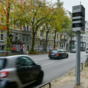 Blitzanlage an einer breiten Straße