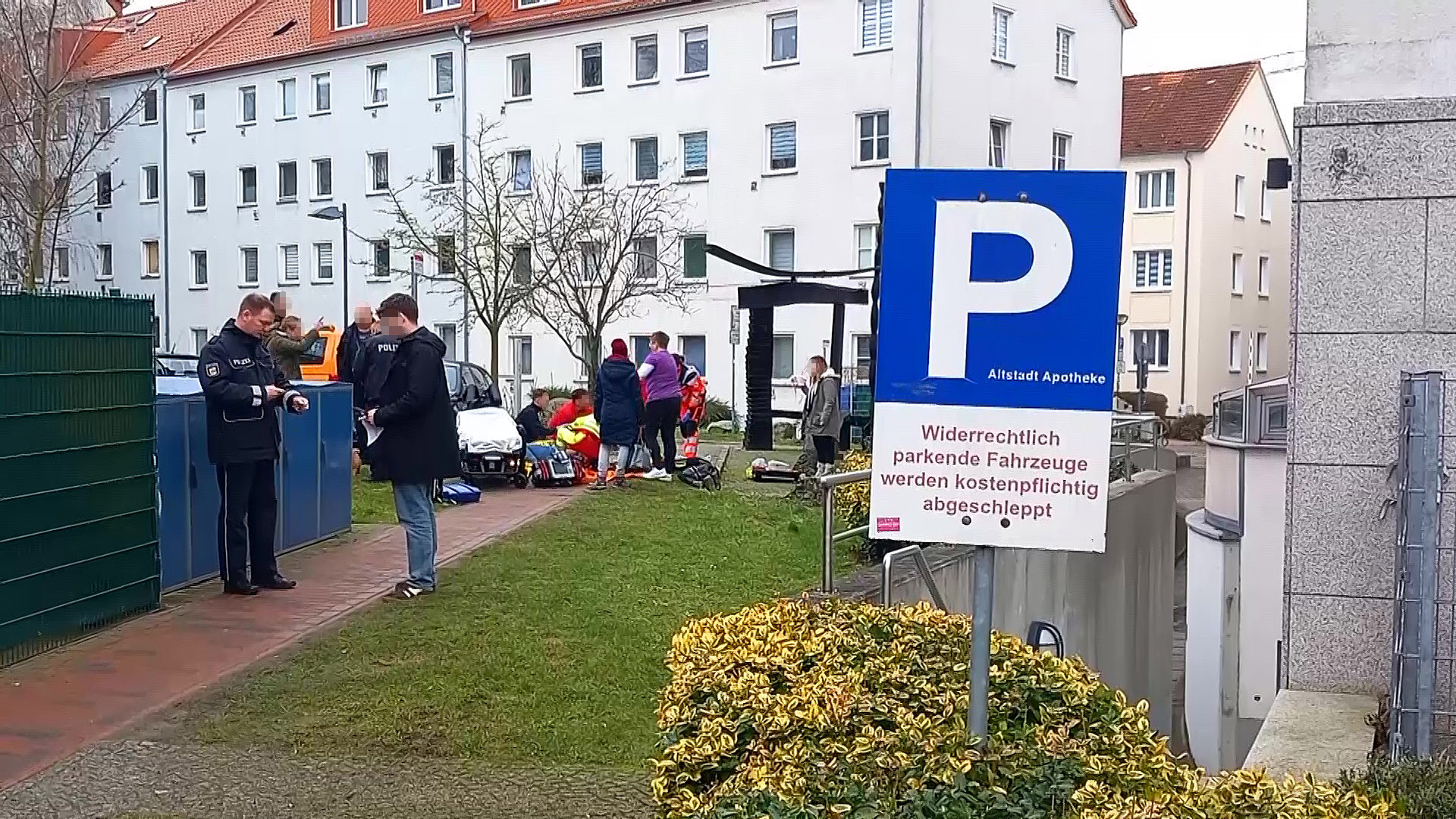 Rettungskräfte versorgen die Frau, die Polizei befragt Zeugen.