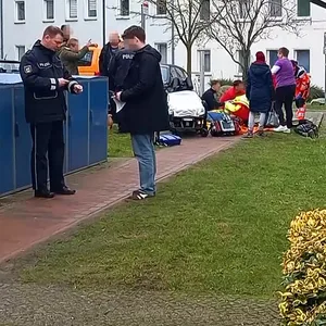 Rettungskräfte versorgen die Frau, die Polizei befragt Zeugen.
