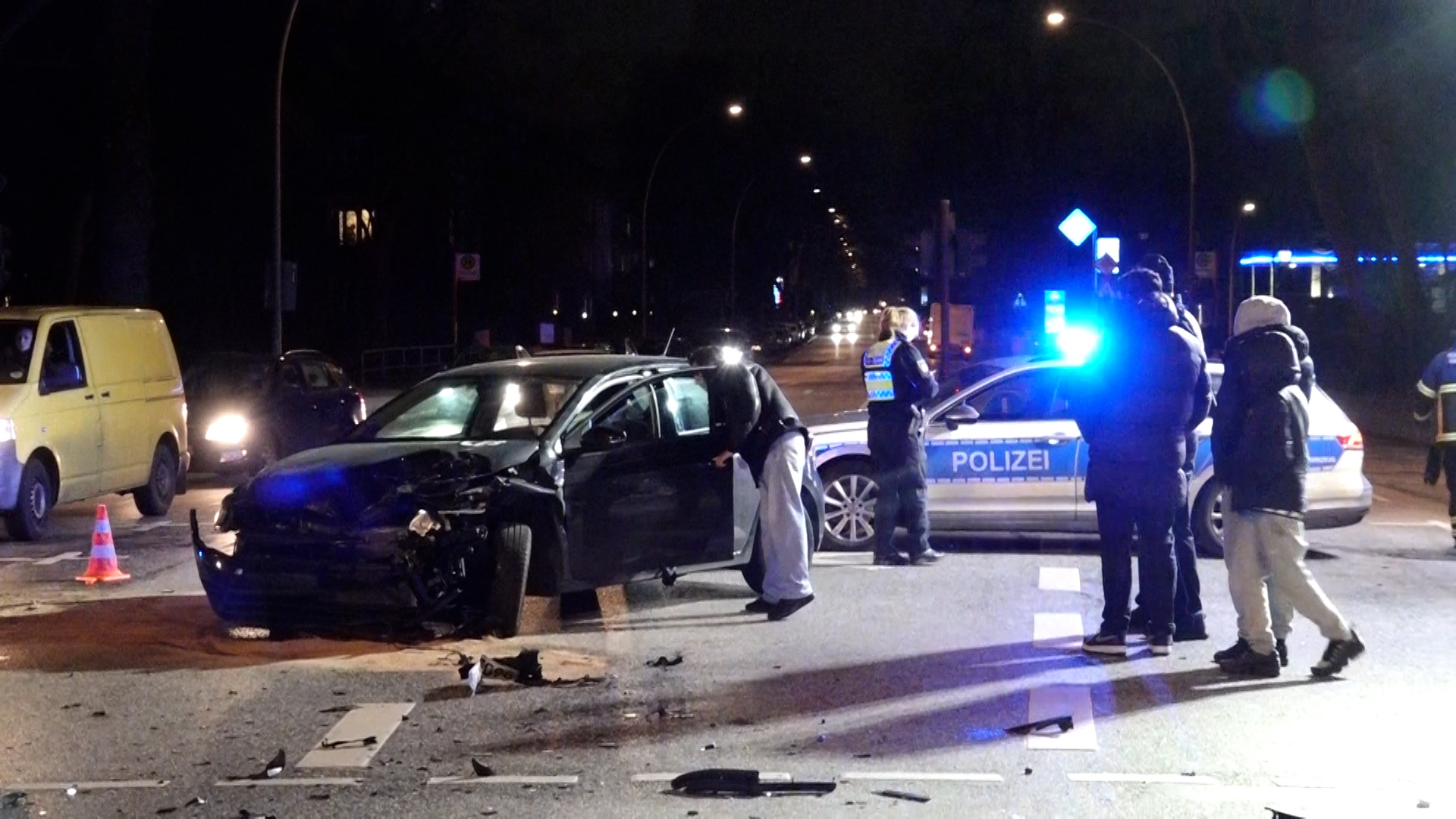 Polizeikräfte am Unfallort in Langenhorn. Die Kreuzung musste gesperrt werden – es kam zu Staus.