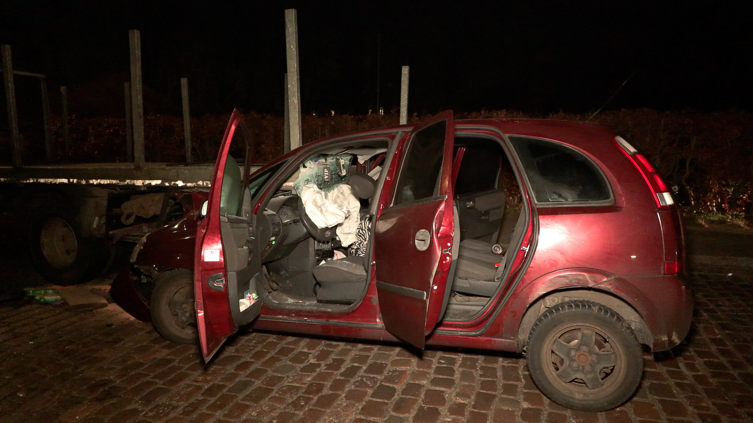 Der Fahrer verkeilte den Wagen auf der Flucht vor der Polizei unter einem abgestellten Sattelzug.