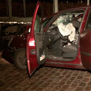 Der Fahrer verkeilte den Wagen auf der Flucht vor der Polizei unter einem abgestellten Sattelzug.