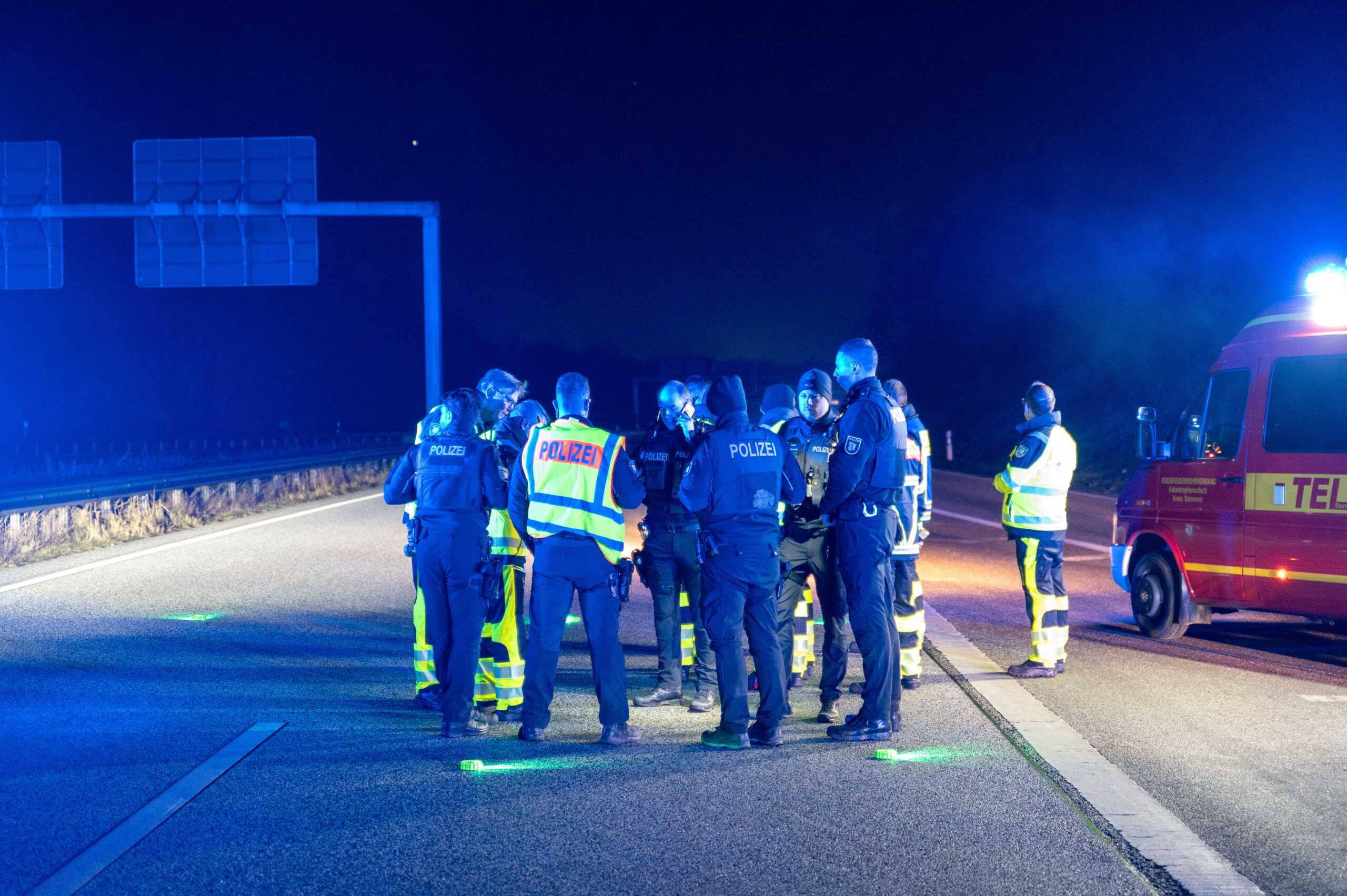 Um Unfälle zu vermeiden, sperrte die Polizei das gesamte Autobahnkreuz.