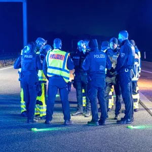 Um Unfälle zu vermeiden, sperrte die Polizei das gesamte Autobahnkreuz.