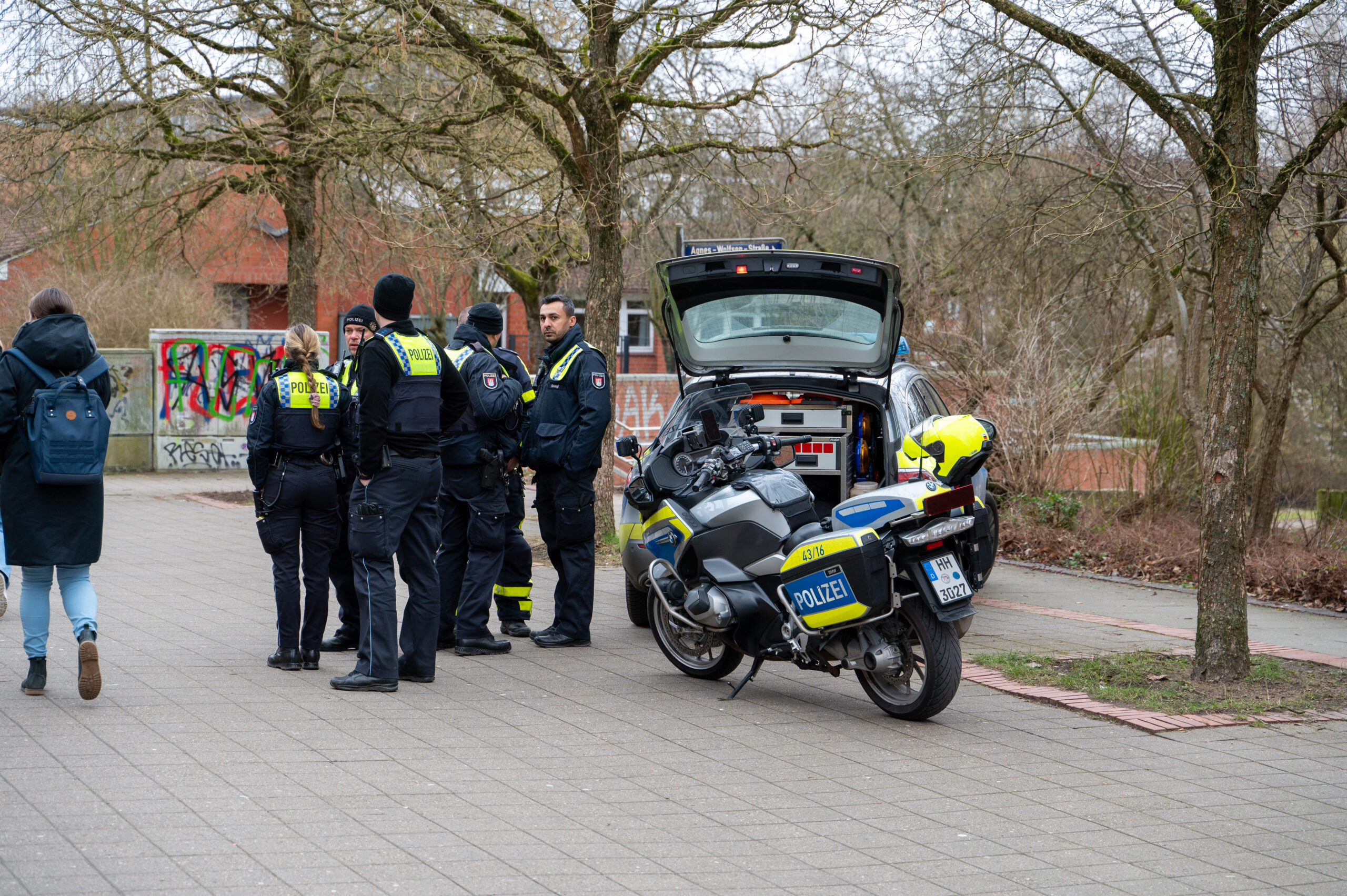 Polizisten stehen in der Nähe des Tatorts in Hamburg-Neuallermöhe.