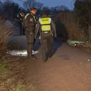 Polizisten vor dem E-Scooter, den der Mann benutzte.