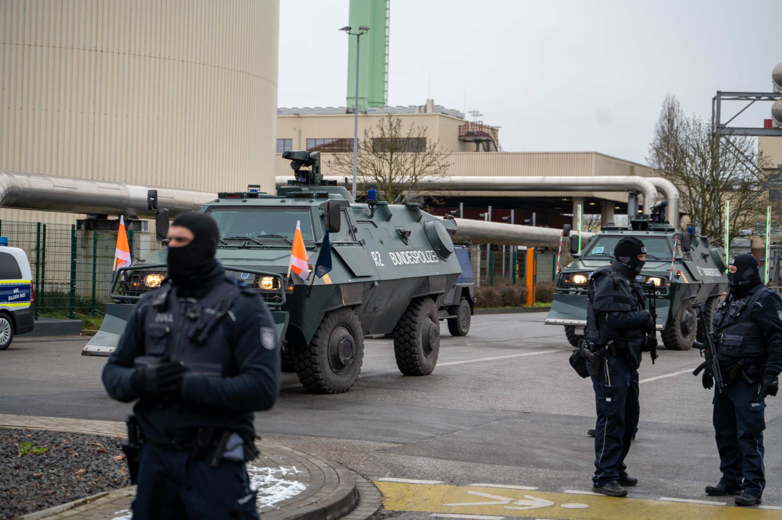 Landes- und Bundespolizei bewachten die Verbrennungsaktion des Zolls: Tonnenweise Drogen gingen dabei am Freitag in Flammen auf.