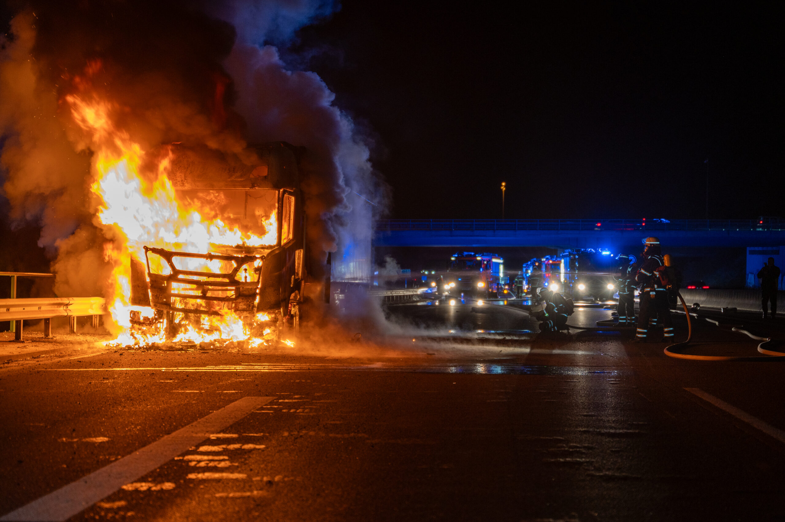 Der Lkw brannte komplett aus.