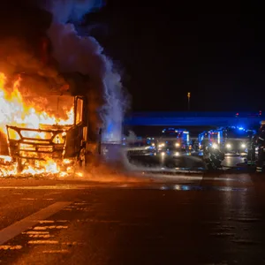 Der Lkw brannte komplett aus.