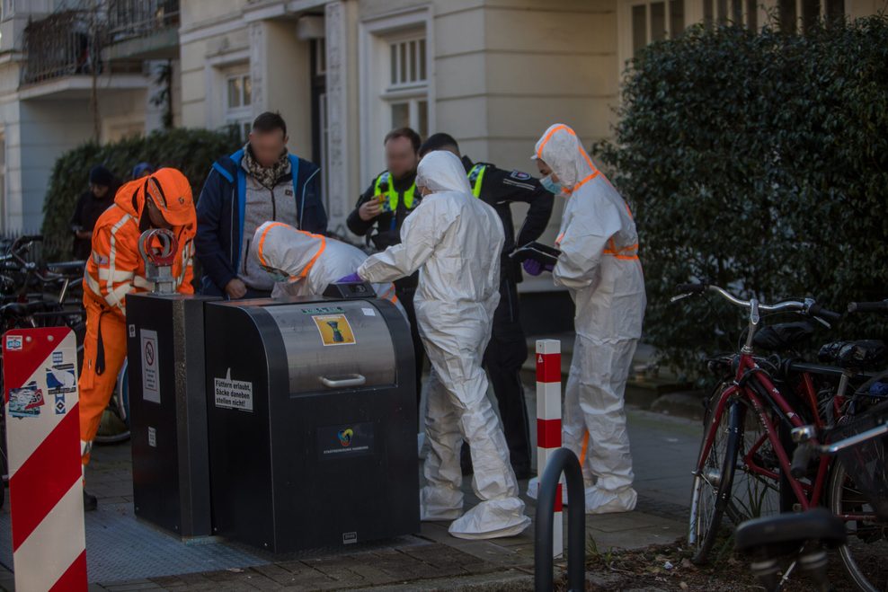 Beamte der Spurensicherung durchsuchen Mülleimer, Schuttmulden und Hecken.