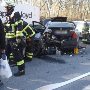 Einsatzkräfte der Feuerwehr sind an der Unfallstelle.