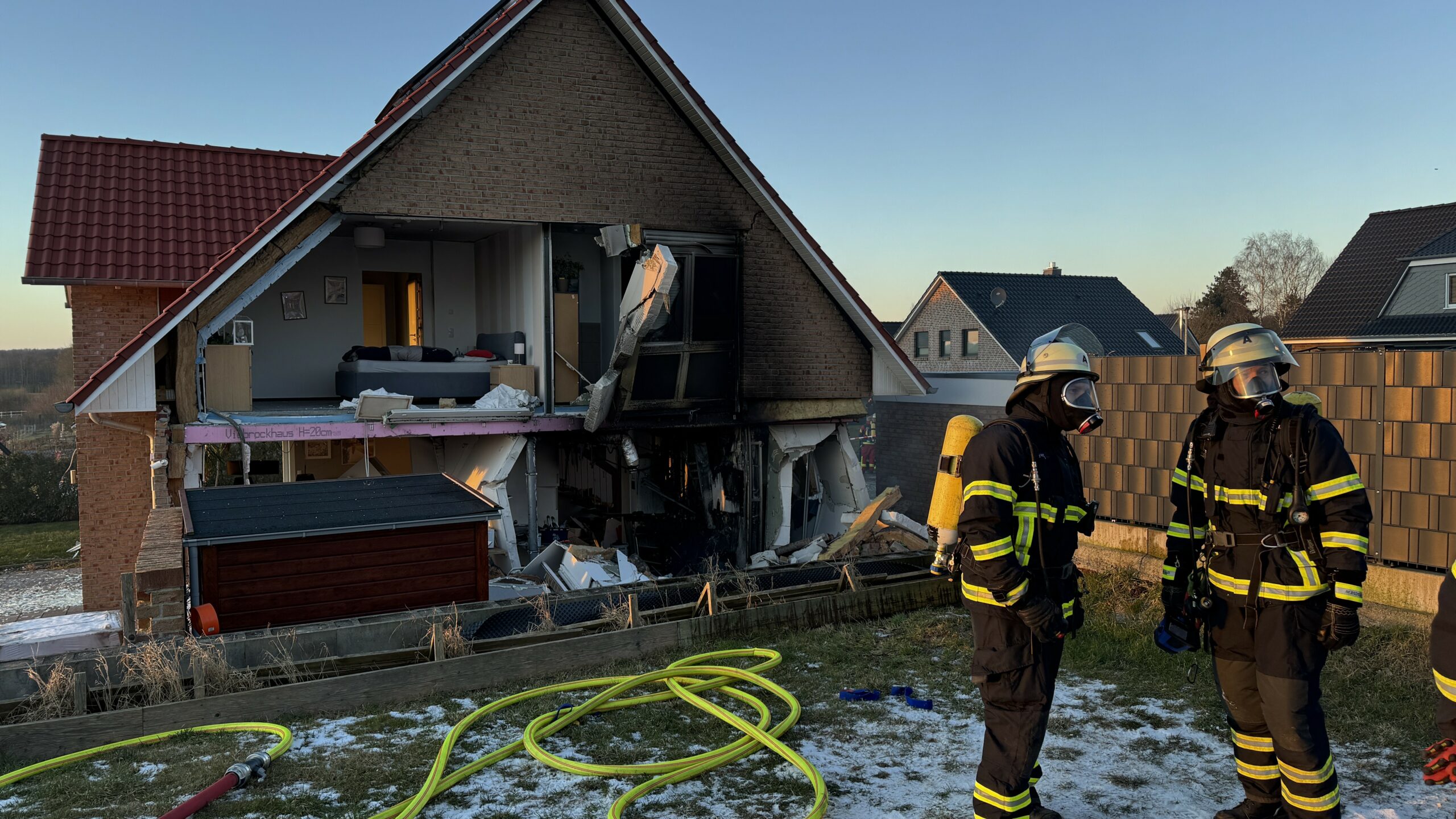 Durch die Explosion wurde eine Außenwand des Einfamilienhauses weggesprengt.