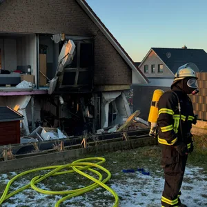 Durch die Explosion wurde eine Außenwand des Einfamilienhauses weggesprengt.