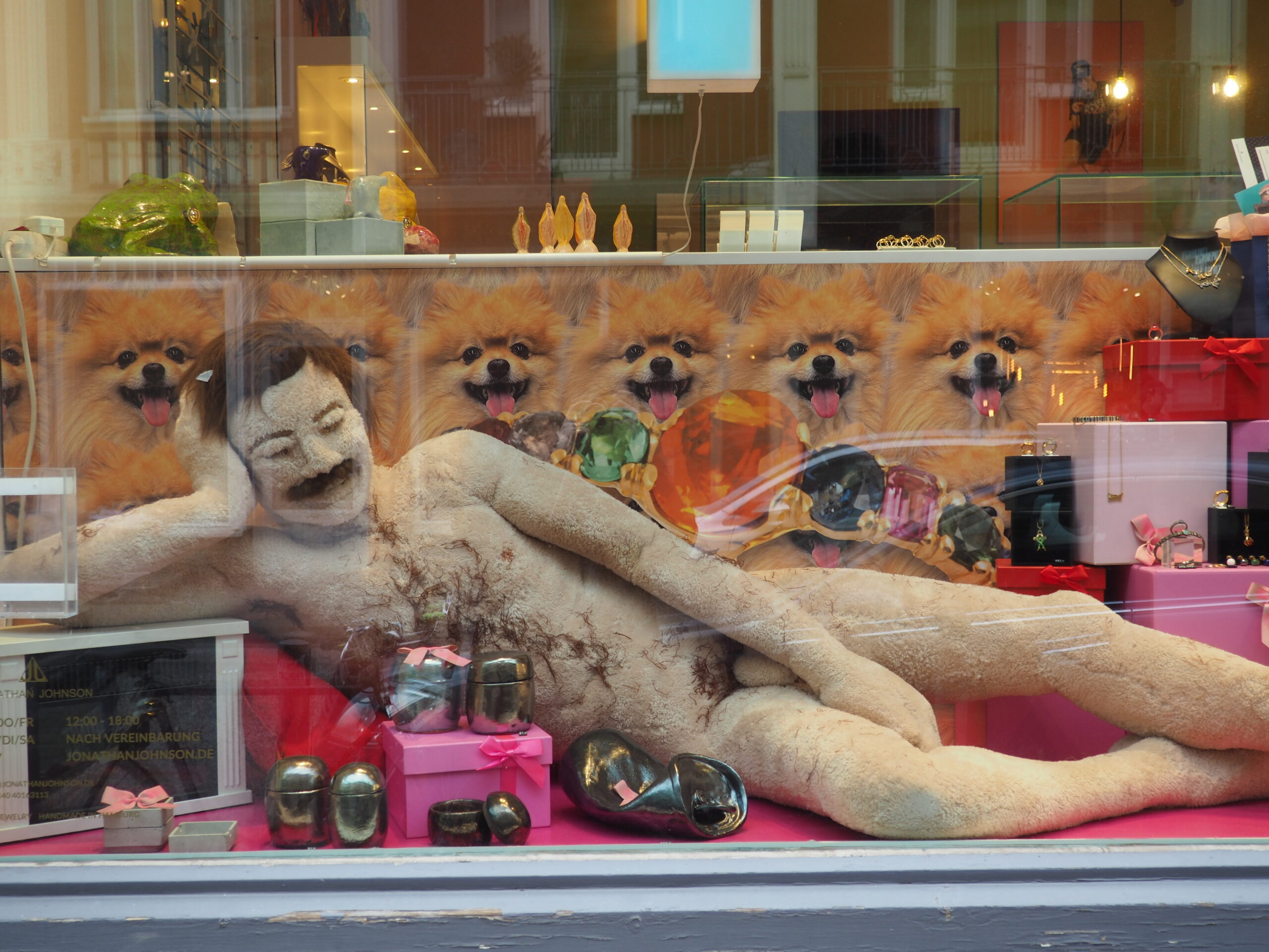 Ungewöhnliche Schaufensterdeko beim Juwelier Jonathan Johnson in der Poolstraße.