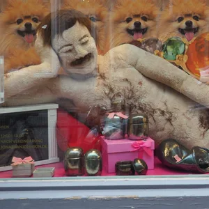 Ungewöhnliche Schaufensterdeko beim Juwelier Jonathan Johnson in der Poolstraße.