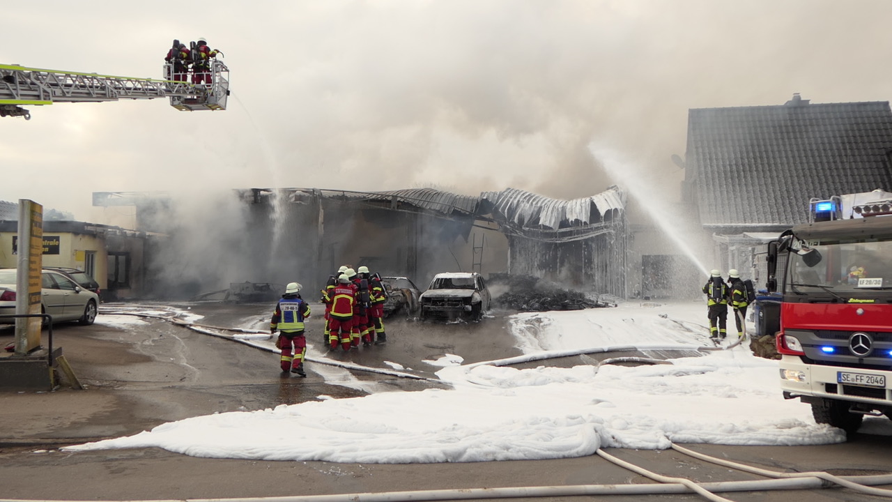 Die Autowerkstatt in Bad Segeberg brannte aus. Zwei Menschen wurden verletzt.