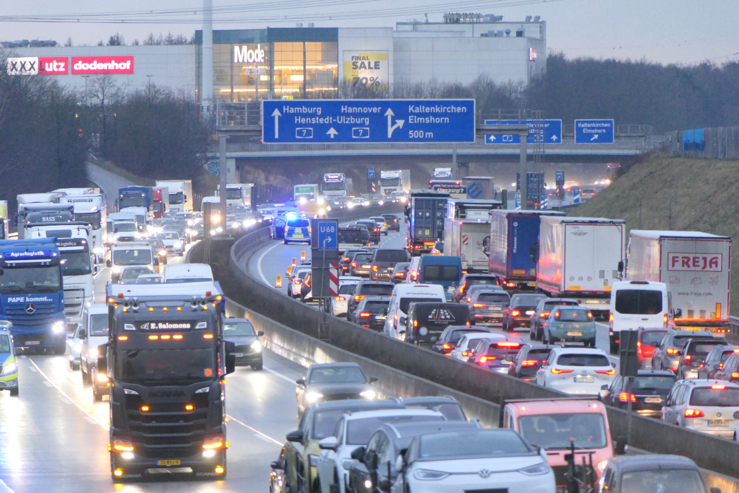 Nach zwei Unfällen staut sich der Verkehr auf der A7 zwischen Kaltenkirchen und Bad Bramstedt in beiden Richtungen.