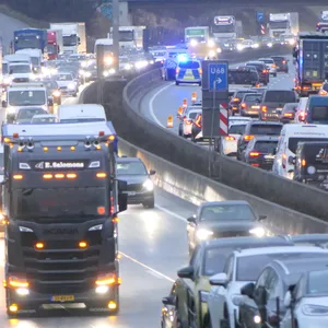 Nach zwei Unfällen staut sich der Verkehr auf der A7 zwischen Kaltenkirchen und Bad Bramstedt in beiden Richtungen.