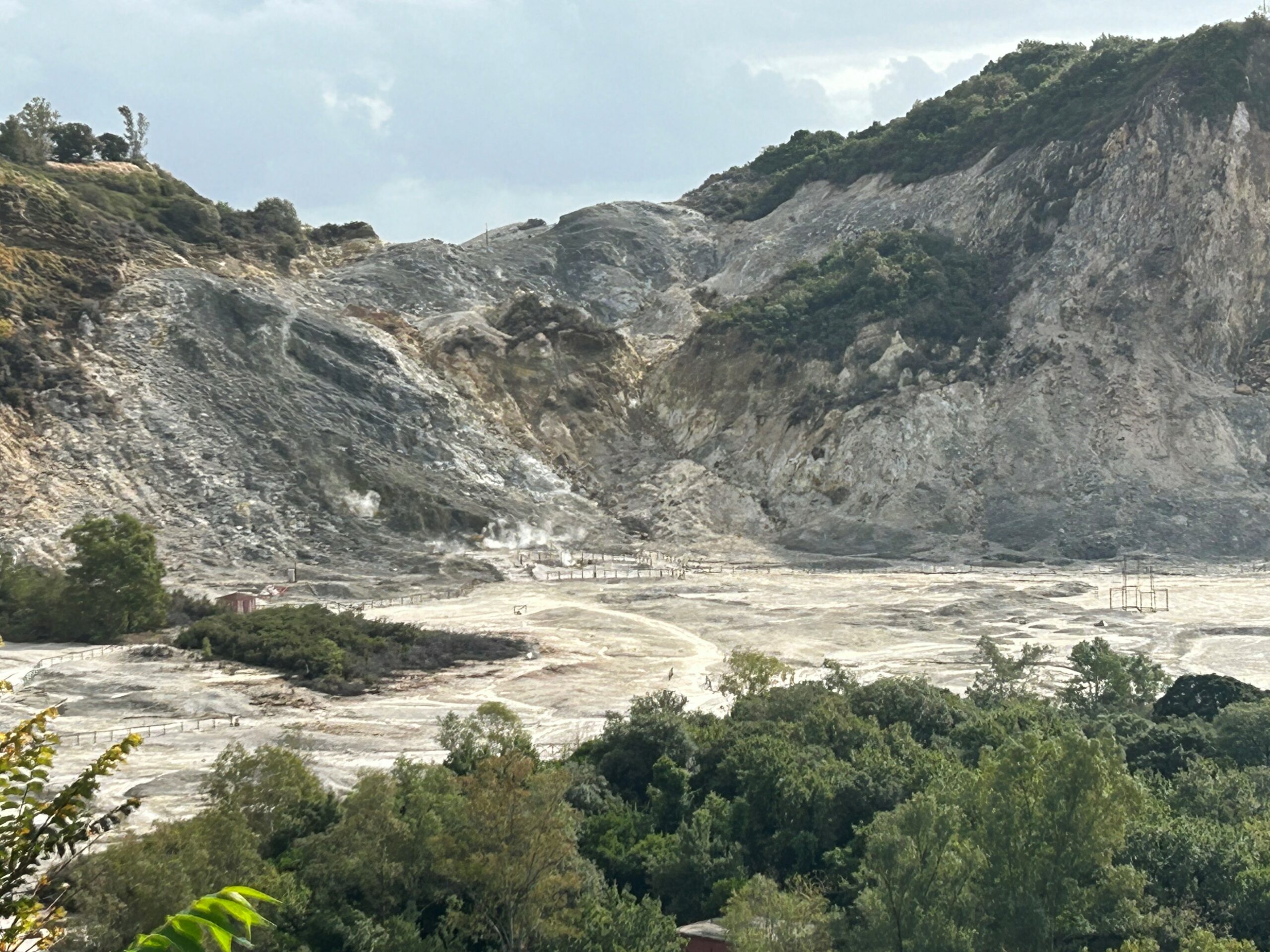 Pozzuoli: Das Vulkanfeld Solfatara in der Kleinstadt Pozzuoli im Westen der italienischen Millionenmetropole Neapel.