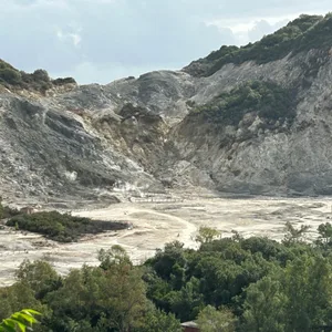 Pozzuoli: Das Vulkanfeld Solfatara in der Kleinstadt Pozzuoli im Westen der italienischen Millionenmetropole Neapel.