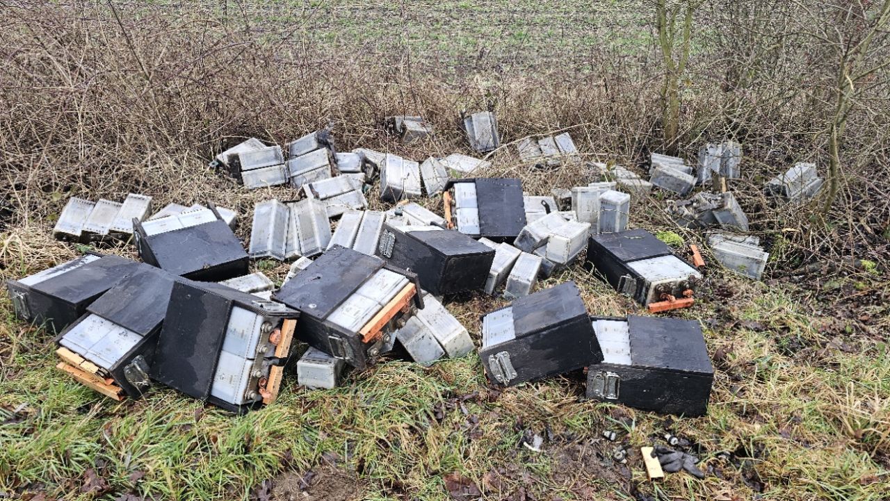 1,7 Tonnen hochgiftiger Laugenbatterien haben Unbekannte im Landkreis Harburg einfach an einem Feldweg „entsorgt“.