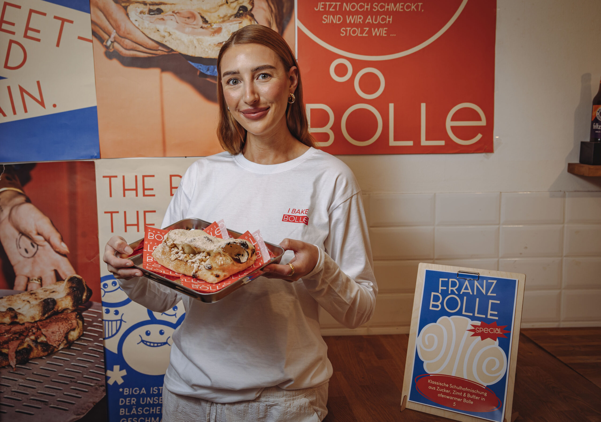 Eva Maria Asche (26) von „Bolle“ serviert ein Franzbrötchen-Panouzzo.