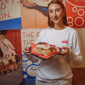 Eva Maria Asche (26) von „Bolle“ serviert ein Franzbrötchen-Panouzzo.