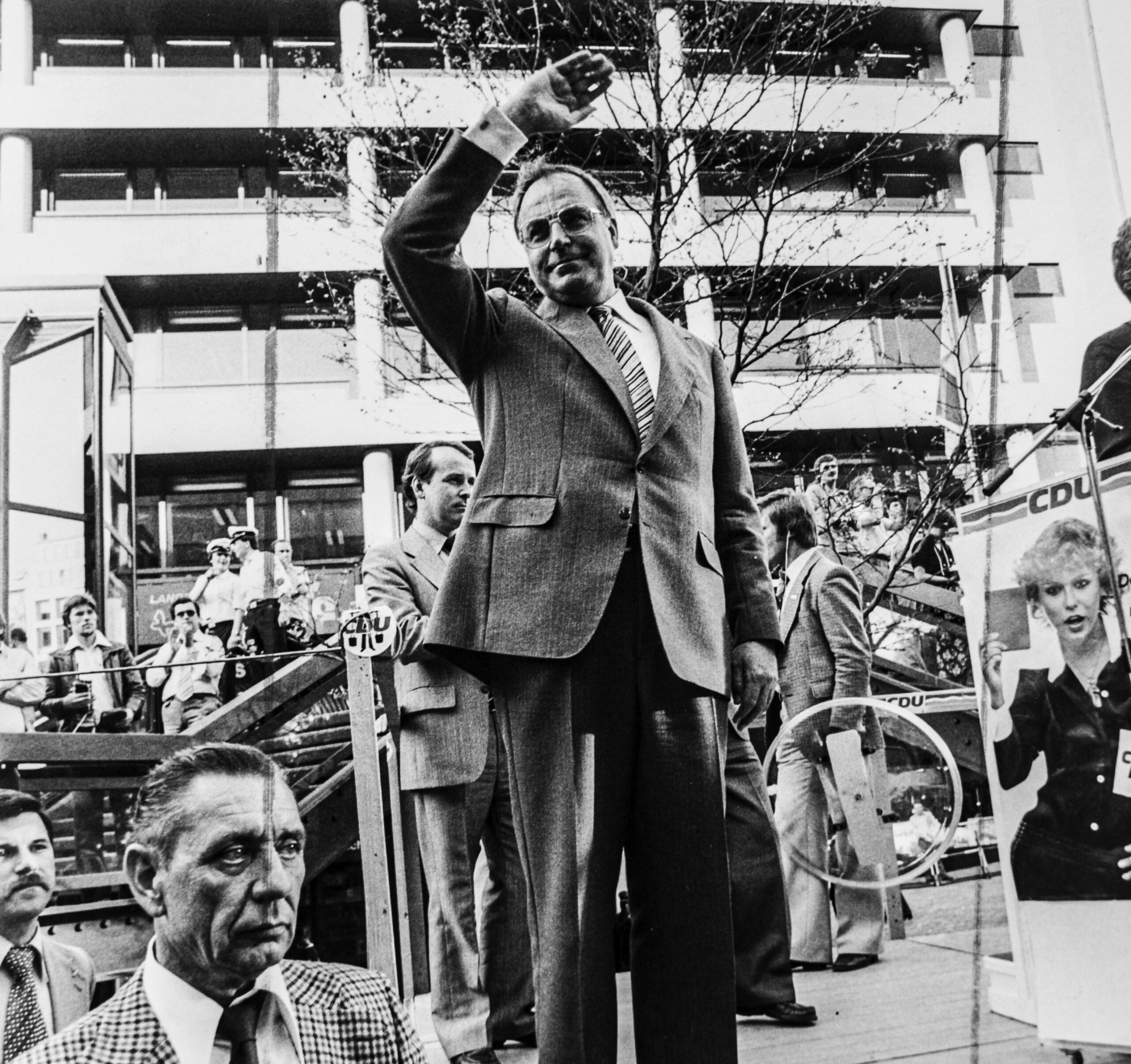 1978 winkt Helmut Kohl auf dem Gerhart-Hauptmann-Platz in die Menge seiner Anhänger. Der Herr im Vordergrund ist ein Personenschützer der Polizei.