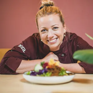 Köchin Zora Klipp in ihrer „Weidenkantine“ in Eimsbüttel