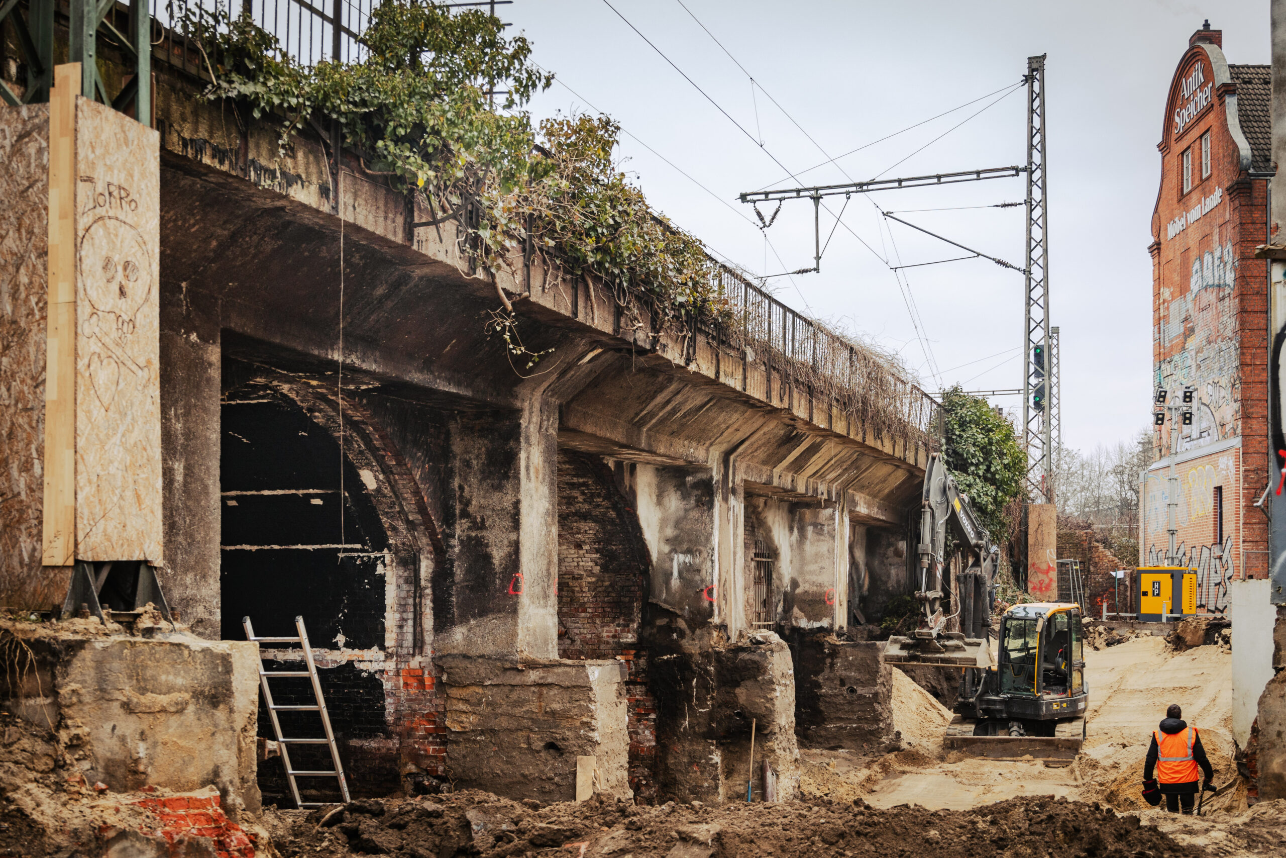 Die Bahntrasse mit dem charakteristischen Brückengewölbe zwischen Stresemannstraße und Eifflerstraße