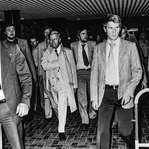 Mit acht Bodyguards war Helmut Schmidt unterwegs.
