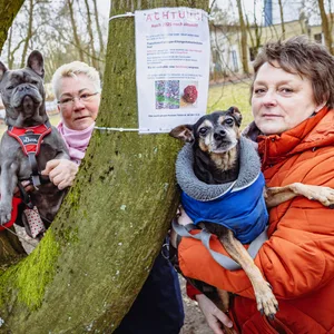 Ute Poszich mit Summer (6, links) und Roswitha Radigk mit Nico (14, rechts) suchen seit Jahren nach dem Hundehasser.